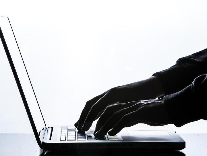 Eine Person tippt auf der Tastatur eines Laptops. Foto: Silas Stein/dpa/Symbolbild
