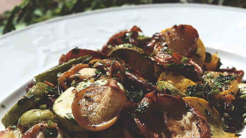 Kräuterseitlinge mit Zucchini und Kräutern.