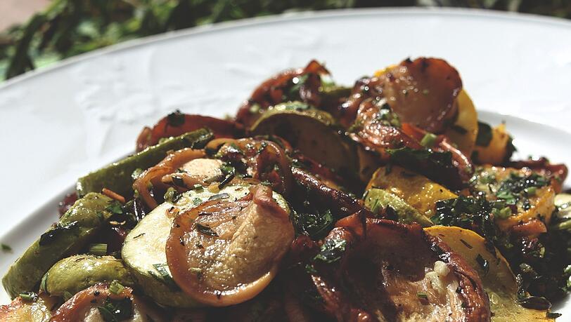 Kräuterseitlinge mit Zucchini und Kräutern. Kräuterseitlinge mit Zucchini und Kräutern.