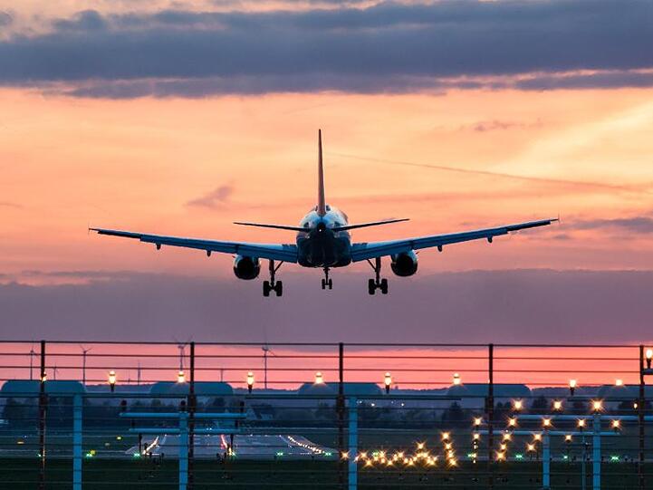 Landung am Flughafen Nürnberg. Foto: Daniel Karmann/Archiv