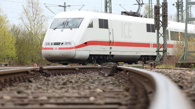 Ein ICE fährt auf Gleisen. Foto: picture alliance / dpa/Symbolbild