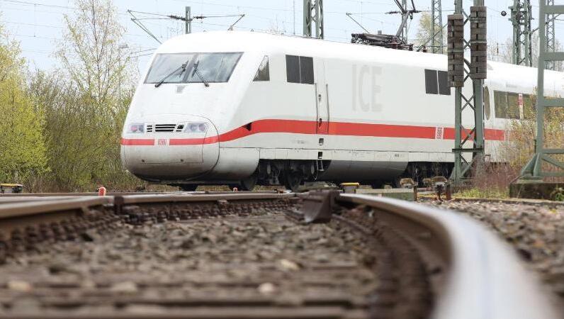 Ein ICE fährt auf Gleisen. Foto: picture alliance / dpa/Symbolbild