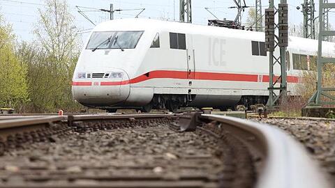 Ein ICE fährt auf Gleisen. Foto: picture alliance / dpa/Symbolbild