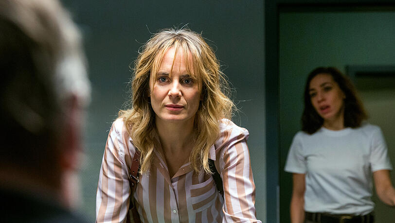 Lassen nicht locker: Kommissarin Isabelle Grandjean (Anna Pieri Zuercher, vorne), Kommissarin Tessa Ott (Carol Schuler, hinten) beim Verhör eines Verdächtigen.