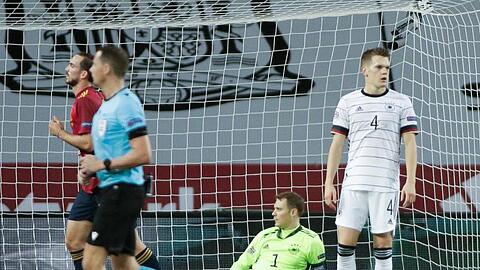 Gleich sechsmal musste DFB-Keeper Manuel Neuer in Spanien hinter sich greifen.