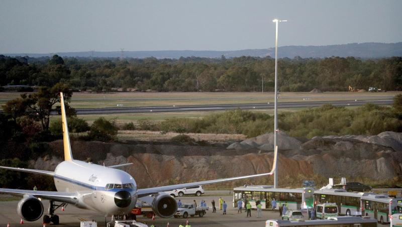 Im Rahmen der Rückholaktion der Bundesregierung gehen deutsche Kreuzfahrt-Passagiere im März auf dem Flughafen von Perth an Bord eines Flugzeugs von Condor, das sie nach Deutschland bringen soll (Symbol).