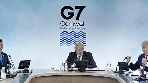 Boris Johnson leitet eine Arbeitssitzung während des G7-Gipfels.