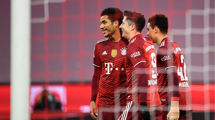 Münchens Robert Lewandowski (M) jubelt mit Münchens Malik Tillman (l) und Münchens Jamal Musiala.