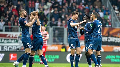 Kölns Julian Chabot (l-r), Timo Hübers, Eric Martel, Kingsley Schneider und Ellyes Skhiri jubeln nach einem Tor.