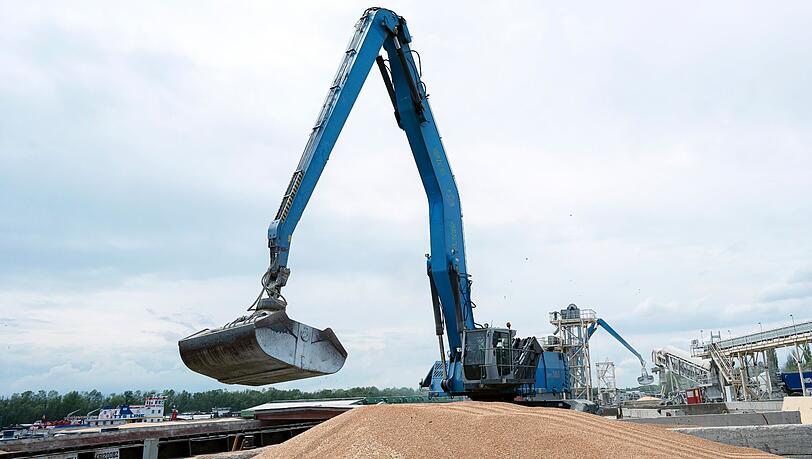 Ein Bagger lädt im Hafen von Ismajil in der Südukraine Getreide in ein Frachtschiff.