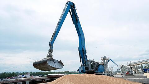 Ein Bagger lädt im Hafen von Ismajil in der Südukraine Getreide in ein Frachtschiff.