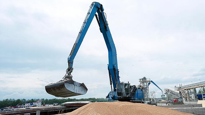 Ein Bagger lädt im Hafen von Ismajil in der Südukraine Getreide in ein Frachtschiff.