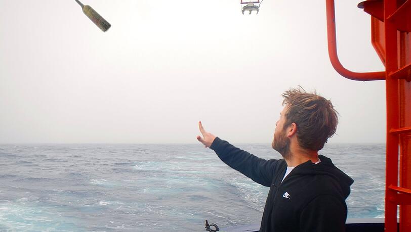 Geowissenschaftler Klages ist immer noch erstaunt und froh, dass die Flaschenpost die lange Reise &uuml;berstand und gefunden wurde.