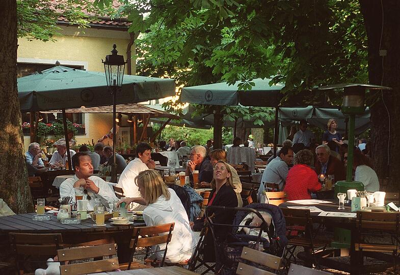 Während die Eltern in der idyllischen Einkehr entspannen, vergnügen sich die Kinder auf dem Spielplatz &ndash; wo auch Wirt Sebastian Kuffler ab und an vorbeischaut.
