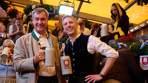 Markus S&ouml;der (l) und M&uuml;nchens OB Dominik Kraus sehen das Oktoberfest als Pluspunkt einer M&uuml;nchner Olympia-Bewerbung. (Archivbild)