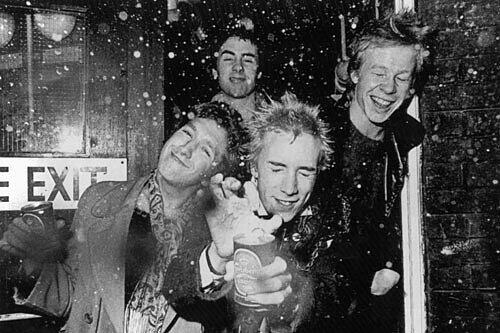 Sid Vicious, der Bassist der wohl berühmtesten Punkband "Sex Pistols", starb mit gerade mal 22 Jahren. Er starb 1979 bei der Party zu seinem überstandenen Drogenentzug, an einer Überdosis Heroin.