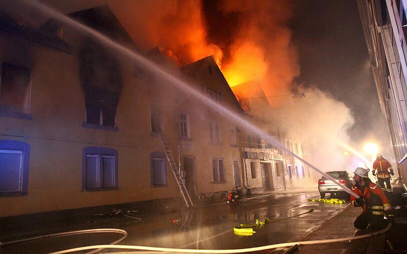 Die Ursache für den verheerenden Brand mit acht Toten in Backnang bei Stuttgart ist geklärt. Alle Befunde sprächen für einen unvorsichtigen Umgang mit offenem Feuer oder einem glimmenden Gegenstand.