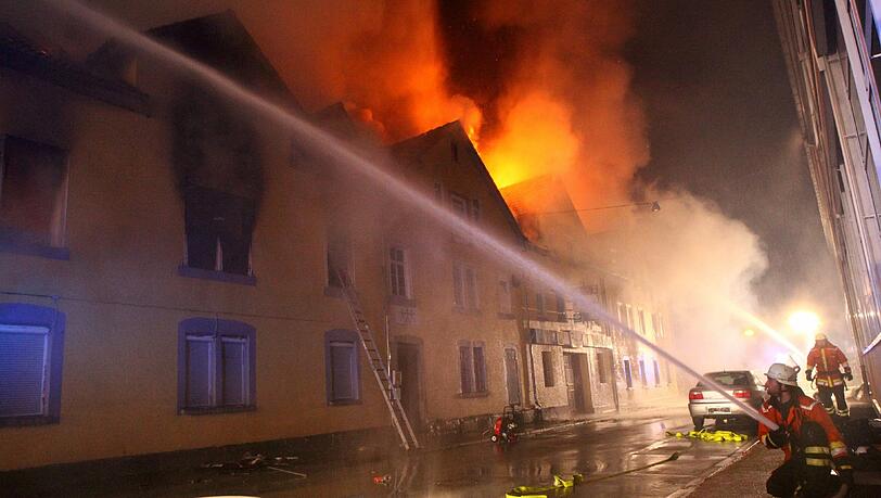 Die Ursache für den verheerenden Brand mit acht Toten in Backnang bei Stuttgart ist geklärt. Alle Befunde sprächen für einen unvorsichtigen Umgang mit offenem Feuer oder einem glimmenden Gegenstand. Die Ursache für den verheerenden Brand mit acht Toten in Backnang bei Stuttgart ist geklärt. Alle Befunde sprächen für einen unvorsichtigen Umgang mit offenem Feuer oder einem glimmenden Gegenstand.