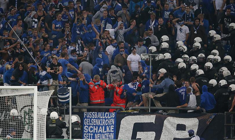 Polizisten stürmten den Schalker Fan-Block, setzten Trängengas ein.