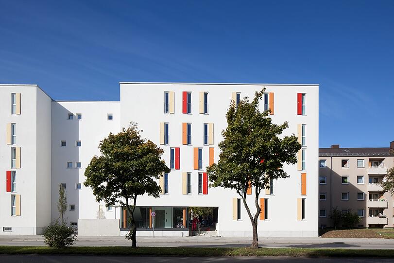Zornedinger Straße 12-38: Bauherr: GWG Städtische Wohnungsgesellschaft, München; Architekten: Felix + Jonas Architekten, München
Besonderheit: Am Mittleren Ring wohnt man nicht gerade ruhig. Deswegen sind die Fenster vorne klein, hinten raus dafür umso größer