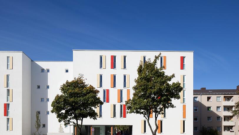 Zornedinger Straße 12-38: Bauherr: GWG Städtische Wohnungsgesellschaft, München; Architekten: Felix + Jonas Architekten, München
Besonderheit: Am Mittleren Ring wohnt man nicht gerade ruhig. Deswegen sind die Fenster vorne klein, hinten raus dafür umso größer Zornedinger Straße 12-38: Bauherr: GWG Städtische Wohnungsgesellschaft, München; Architekten: Felix + Jonas Architekten, München
Besonderheit: Am Mittleren Ring wohnt man nicht gerade ruhig. Deswegen sind die Fenster vorne klein, hinten raus dafür umso größer