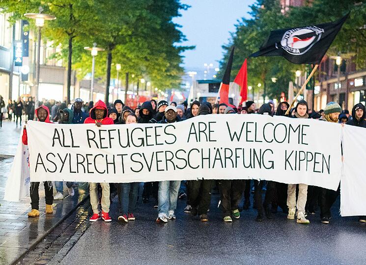 Die Bundesregierung will trotz der Wiedereinführung des Dublin-Verfahrens an ihrer Flüchtlingspolitik festhalten.