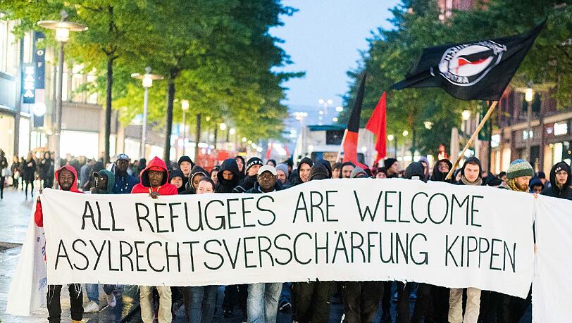 Die Bundesregierung will trotz der Wiedereinführung des Dublin-Verfahrens an ihrer Flüchtlingspolitik festhalten. Die Bundesregierung will trotz der Wiedereinführung des Dublin-Verfahrens an ihrer Flüchtlingspolitik festhalten.