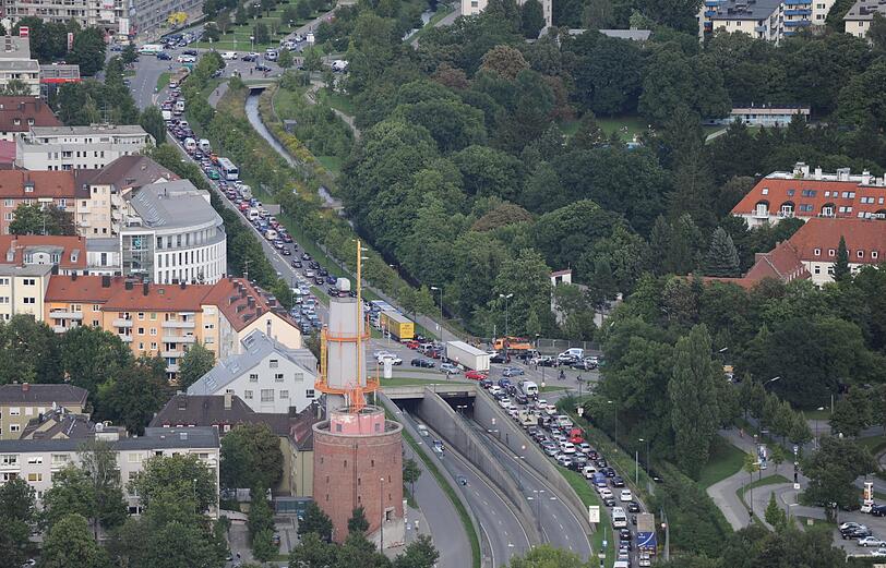 Stau am Mittleren Ring: Wegen des Bombenfunds müssen sich auch die Autofahrer Geduld üben...