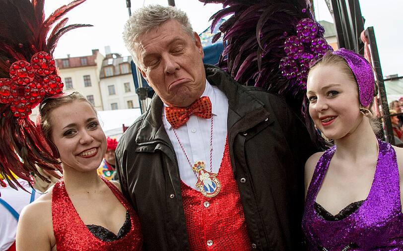 Oberbürgermeister Dieter Reiter, mit SPD-roter Fliege und glitzernd-roter Paillettenweste, hatte das Treiben am Morgen eröffnet.