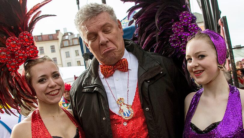 Oberbürgermeister Dieter Reiter, mit SPD-roter Fliege und glitzernd-roter Paillettenweste, hatte das Treiben am Morgen eröffnet. Oberbürgermeister Dieter Reiter, mit SPD-roter Fliege und glitzernd-roter Paillettenweste, hatte das Treiben am Morgen eröffnet.
