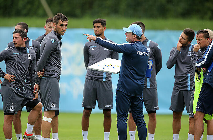 Trainer Kosta Runjaic mit Tatiktafel - und Goran Sukalo (links).