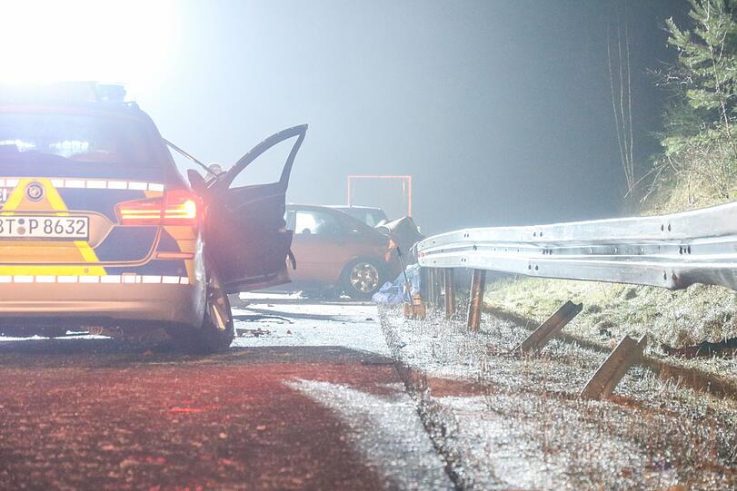 Tragischer Unfall auf der A73: Nach einem leichten Unfall mit Blechschaden wird ein Lkw-Fahrer von einem Auto erfasst und tödlich verletzt.