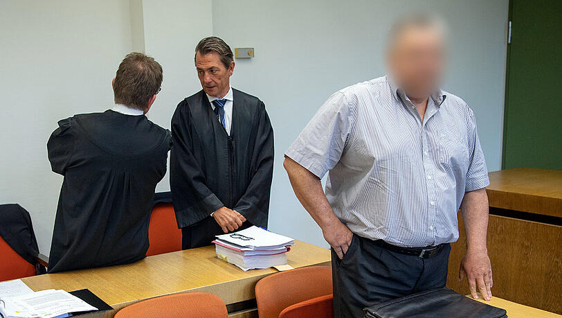 Einer der Angeklagten (rechts) im Prozess um mutmaßlichen Anlagebetrug steht in einem Saal des Landgerichts vor den Rechtsanwälten Axel Reiter (links) und Andreas Schwarzer (Mitte). Die Angeklagten sollen Anleger um rund 1,8 Millionen Euro betrogen haben. Einer der Angeklagten (rechts) im Prozess um mutmaßlichen Anlagebetrug steht in einem Saal des Landgerichts vor den Rechtsanwälten Axel Reiter (links) und Andreas Schwarzer (Mitte). Die Angeklagten sollen Anleger um rund 1,8 Millionen Euro betrogen haben.