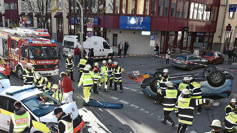 Schwerer Unfall im Bahnhofsviertel - ein Renault krachte in ein Einsatzfahrzeug der Johanniter. Die Bilder.