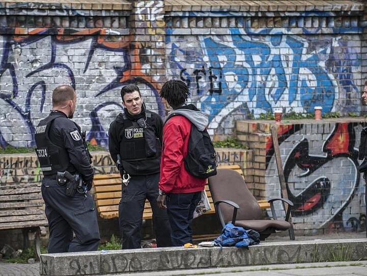 Polizisten kontrollieren in Berlin im Görlitzer Park einen Mann. Die Grünanlage ist Treffpunkt für Drogendealer und Konsumenten.