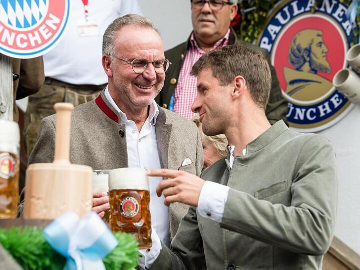 Karl-Heinz Rummenigge (l), Vorstandschef vom FC Bayern, und Thomas Müller kommen in das Käferzelt auf dem Oktoberfest. Foto: Matthias Balk/dpa