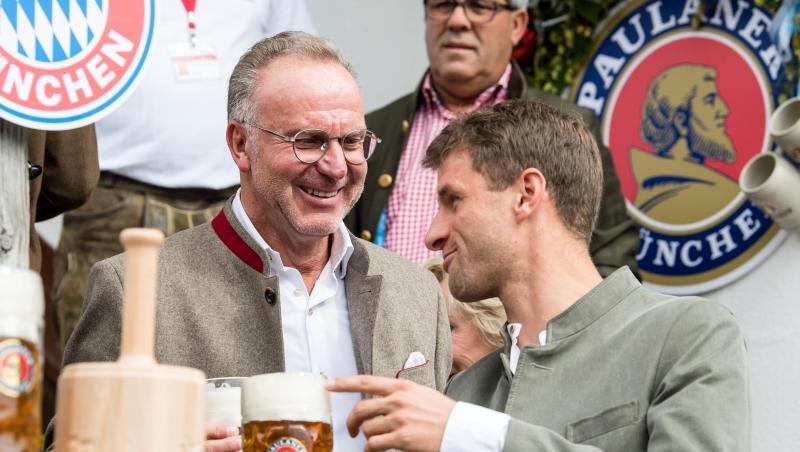 Karl-Heinz Rummenigge (l), Vorstandschef vom FC Bayern, und Thomas Müller kommen in das Käferzelt auf dem Oktoberfest. Foto: Matthias Balk/dpa Karl-Heinz Rummenigge (l), Vorstandschef vom FC Bayern, und Thomas Müller kommen in das Käferzelt auf dem Oktoberfest. Foto: Matthias Balk/dpa