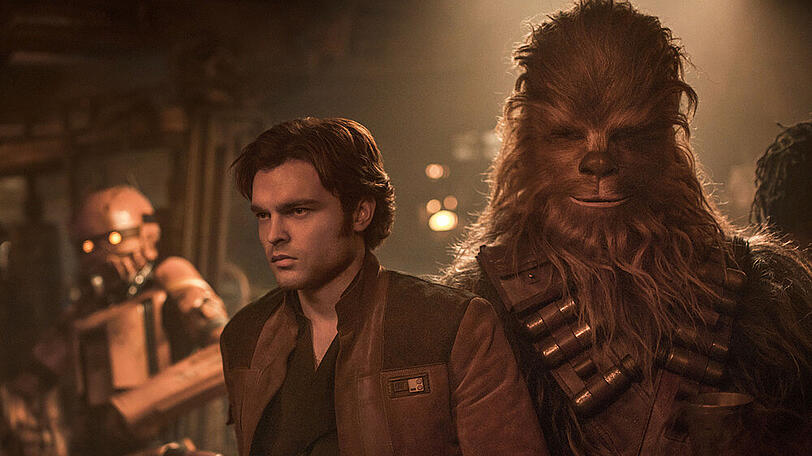 Ziemlich beste Weltraum-Freunde: Han Solo (Alden Ehrenreich, l.) und sein Co-Pilot Chewbacca (Joonas Suotamo)