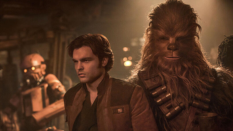 Ziemlich beste Weltraum-Freunde: Han Solo (Alden Ehrenreich, l.) und sein Co-Pilot Chewbacca (Joonas Suotamo) Ziemlich beste Weltraum-Freunde: Han Solo (Alden Ehrenreich, l.) und sein Co-Pilot Chewbacca (Joonas Suotamo)