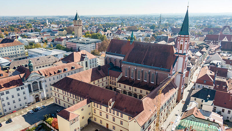 Das Karmelitenkloster in Straubing sowie ein weiteres Grundstück in der niederbayerischen Stadt.