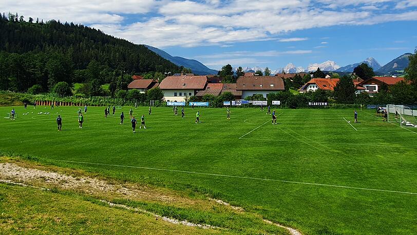 Bei den Löwen stand am Sonntagmorgen ein Trainingsspielchen auf ein großes und drei kleine Tore auf dem Programm. Bei den Löwen stand am Sonntagmorgen ein Trainingsspielchen auf ein großes und drei kleine Tore auf dem Programm.