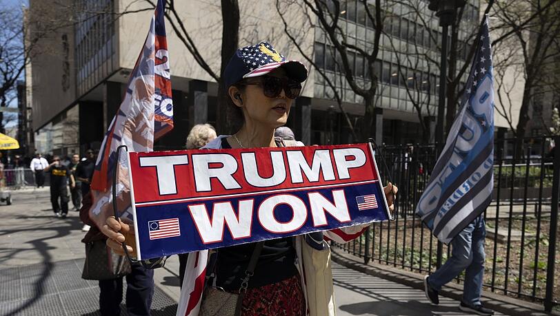 Auch dass Trump die Präsidentschaftswahl gegen Joe Biden gewonnen haben soll, verfängt bei einigen Menschen.
