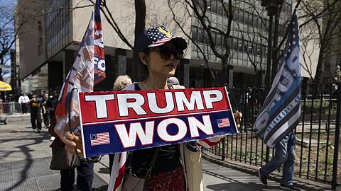 Auch dass Trump die Präsidentschaftswahl gegen Joe Biden gewonnen haben soll, verfängt bei einigen Menschen.