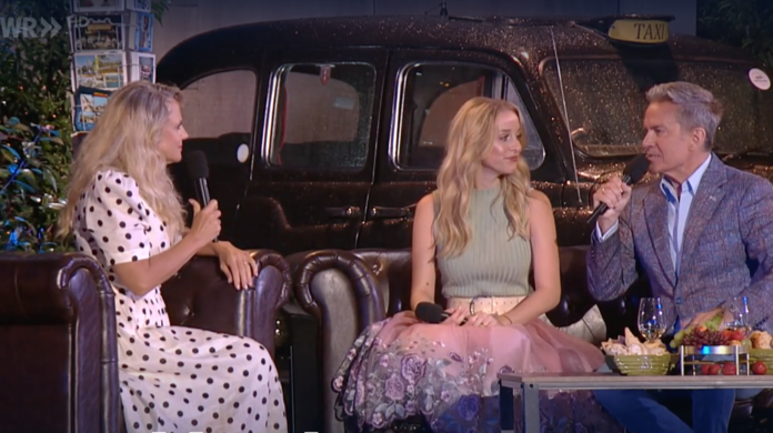 Barbara Schöneberger (l.) mit der Musicaldarstellerin Anna Rosa Döller und dem Intendanten Alfons Haider.