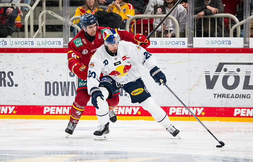 Wenige Tage nach dem Tod seines Bruders Tobias läuft Andreas Eder (hier gegen den Ex-Münchner Ryan McKiernan im DEG-Trikot) erstmals wieder im Trikot des EHC.
