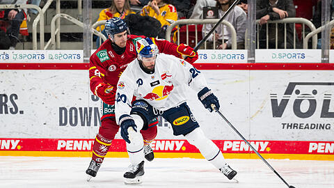 Wenige Tage nach dem Tod seines Bruders Tobias läuft Andreas Eder (hier gegen den Ex-Münchner Ryan McKiernan im DEG-Trikot) erstmals wieder im Trikot des EHC.