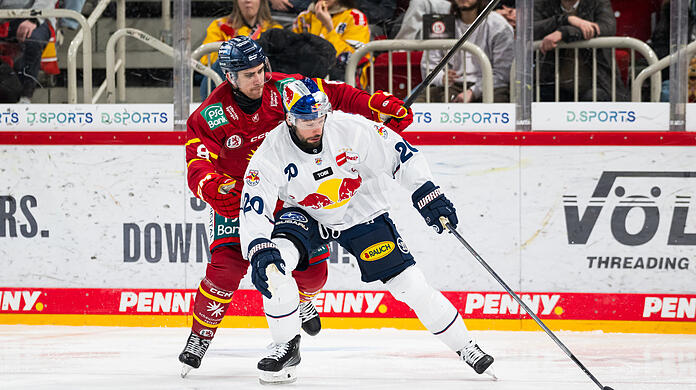 Wenige Tage nach dem Tod seines Bruders Tobias läuft Andreas Eder (hier gegen den Ex-Münchner Ryan McKiernan im DEG-Trikot) erstmals wieder im Trikot des EHC.