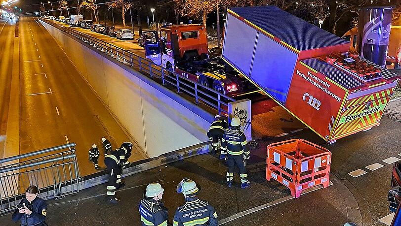 Auf der Tivolistra&szlig;e gab es einen Unfall zwischen einem BMW und einem Bus.