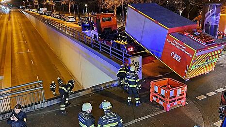 Auf der Tivolistra&szlig;e gab es einen Unfall zwischen einem BMW und einem Bus.