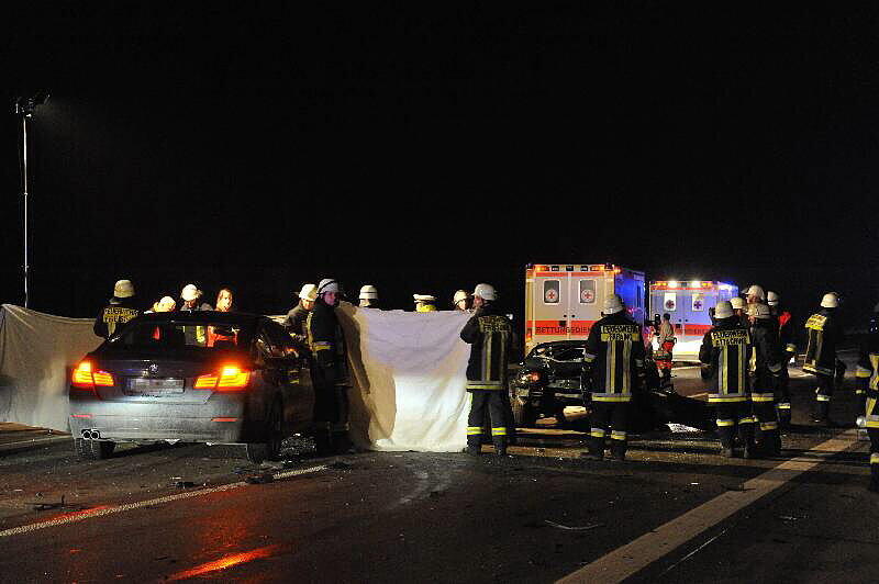 Rettungskräfte im Einsatz nach dem Unfall auf der A 92